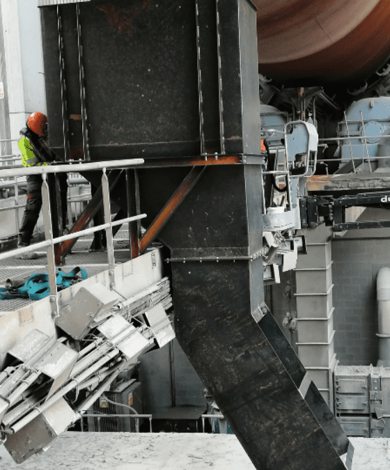 Goulotte d’évacuation du briquetage d’un four de cimenterie